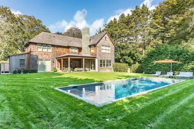 Image de Beautiful and Spacious East Hampton Home with Modern Design Close to Town, . . .