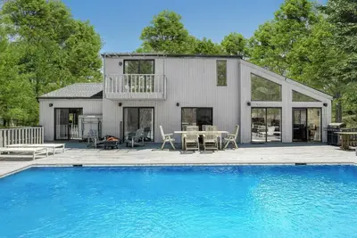 Image de Charming East Hampton Home, private yard with fenced in pool, perfect for. . .