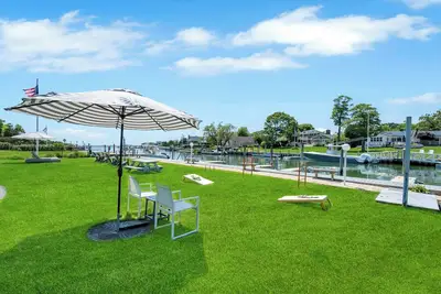 Image de Cottage Suite in Boutique Hotel, Heart of Hampton Bays, Waterfront. . .