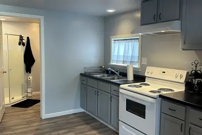 Image de Buck's Place - Newly Finished studio retreat one block from downtown Rockville!