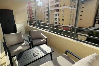 Image de Studio élégant avec balcon près de la plage