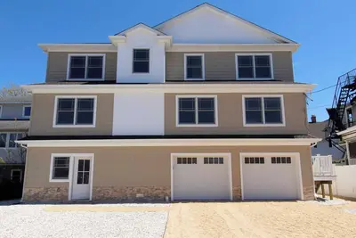 Image de Bos404 | Huge Custom Home sleeps 12! Pets Ok, New Pool! by Shore Points Vacations