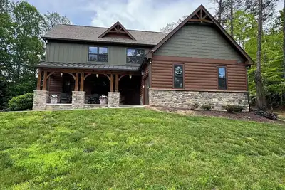 Image de Bourbon Bear ~ A Luxury Cabin ~ Rustic, Charming & Cozy in the Heart of Townsend