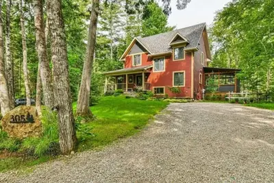 Image de House near Tremblant ski mountain on private road with back yard view of river.