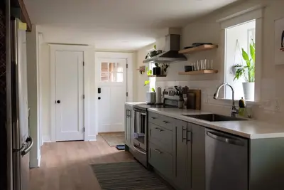 Image de Private 1 Bedroom Suite in Fernwood Close to Rjh