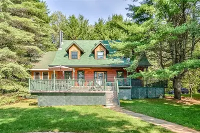 Lakefront Log Home Getaway – Pristine Lake. Perfect for Families & Reunions