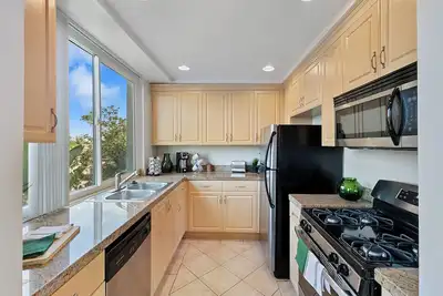 Image de Beverly Hills Oasis 2 Br Apt, Parking, Pool Access