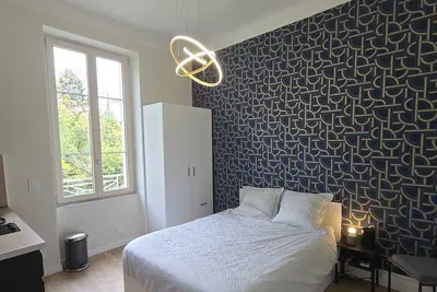Studio refait à neuf au calme, très bien situé.