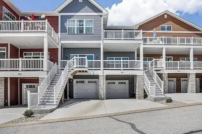 Image de Charming 2-bedroom townhome with a cozy fireplace in the heart of Grafton