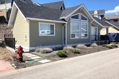 Image de La Casa Cottage 464-3 Bed Cottage with Basement Suite Upper Ridge!