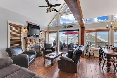 Image de La Casa Cottage 50-Bright  and  Open Lake view 2 Bedroom  and  Loft Cottage!