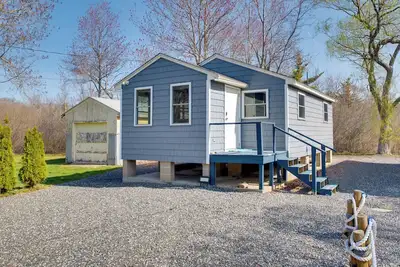 Walk to Long Sands Beach: Cottage w/ Fire Pits!