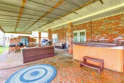 Image de Home w/ Large Yard + Pond On-Site: 15 Mi to Biloxi