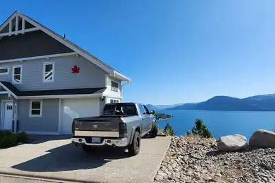 Image de Bright 3 Bedroom Cottage with Sweeping Lake Okanagan Views!