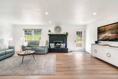 Image de Luxury Cabin-Style Home in Sevierville • Fire pit, games! Near Dollywood! Fun!