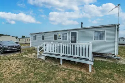 Image de Superb 10 berth caravan with decking at Seawick Holiday Park, Essex ref 27918sw