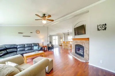 Image de 1 Mi to Lake: Getaway w/ Patio in Coulee City!