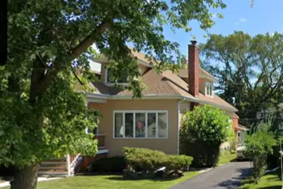 Image de Zoo Holiday Retreat beautiful home with parking, near train into Chicago.