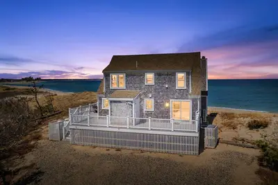 Image de Newly renovated oceanfront steps from Spring Hill Beach