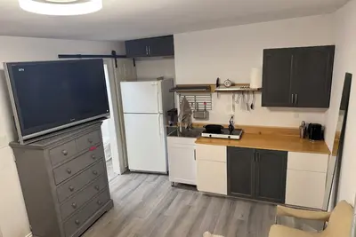Image de Bachelor suite-Steps away from Beechwood Village. Pet friendly!