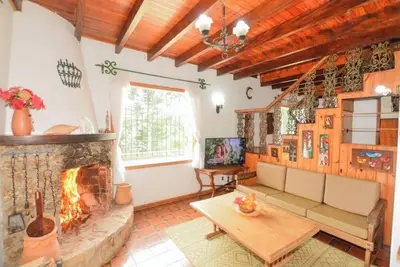 Image de Otima localização, para sentir o verdadeiro clima de Monte verde, chale familia.