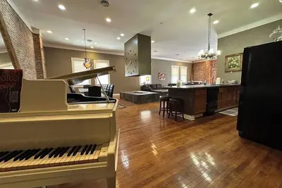 Image de The Brick-Road Penthouse, Luxury Loft