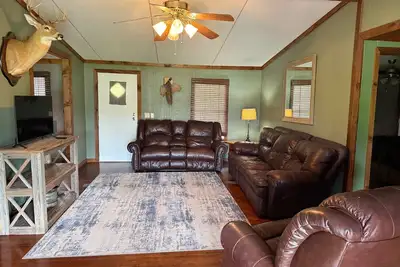 Image de Charming 3-bedroom cabin with WiFi and Ac in peaceful Twin City, Ga