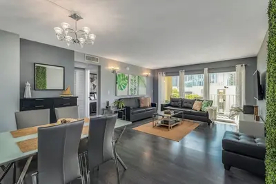 Image de Sunny Isles Retreat – Walk to Beach, Shops & Dining