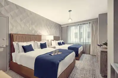 Image de Deluxe Two Queen Bedded Room at The Artezen Hotel, Minutes to Central Park