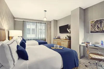 Image de Elegant and Spacious Room with Two Queen Beds for Ultimate Relaxation