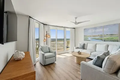 Image de Dual Primary Bedrooms, Balcony, 2 Pools, Elevator, Walk to town! Cov 303!