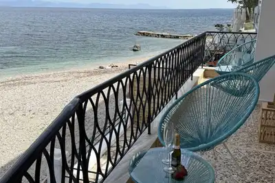 Image de Newly renovated luxury apartment on the beach with large sea front patio