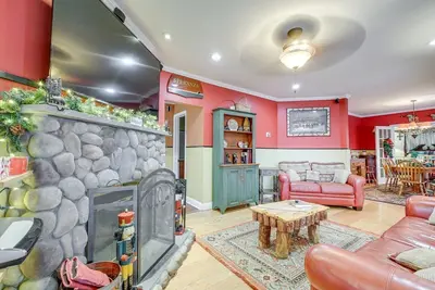 Image de Camp Hope- Bolton Landing House/Hot tub/Fireplace/Firepit Charming 4-bedroom