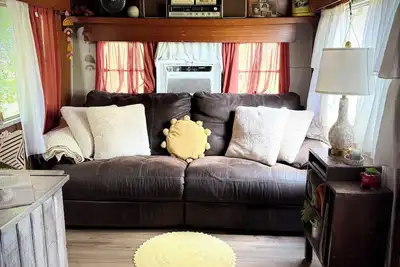 Image de Vintage 1950’s camper\nThe Shack