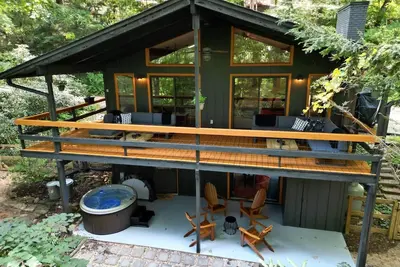 Image de Maggie Valley 4br Cabin w/ Hot Tub in Serene Forest - Near Golf, Skiing & Hiking