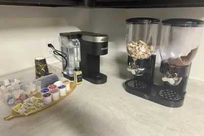 Image de 2-bedroom apartment near Mercedes Benz Stadium/Free Parking/Wif/King Bed