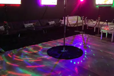 Image de Event Space with Bedrooms! Dance pole! Pool Table! Vip Sections! Flat screens
