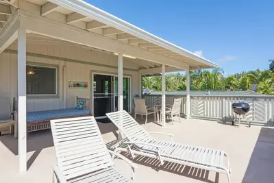 Image de Steps to the beach * upstairs Apartment with 3 bedrooms & 2 bath* Ac