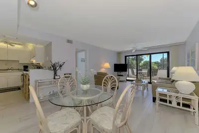 Image de 2 bedroom 2 bath condo w/ Screened in lanai
