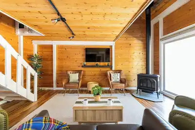 Image de Sunriver Charmer-Updated Family Cabin w/Sharc, Village Access-Comfortable for 6