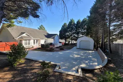 Image de Upscale Home Quiet Area with Hot Tub Near Hope Mills Lake