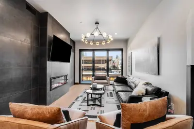 Image de New! Downtown Condo with modern interior and private patio