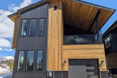 Image de Red Wolf Lodge - new detached home - private hot tub - views - Ev charger