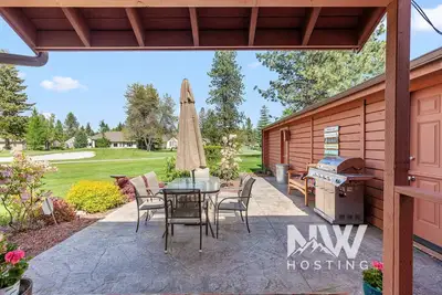 Image de Golf, Pickleball & Poolside Fun at Twin Lakes!