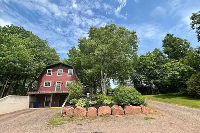Image de Cozy home on private lot, 10 minutes from Downtown Charlottetown!