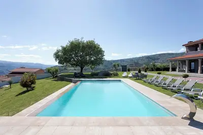 Image de HostWise – Douro View Villa w/ 10 Suites and Pool
