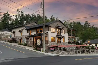Image de Upscale 11-bedroom rental in the heart of Blowing Rock!