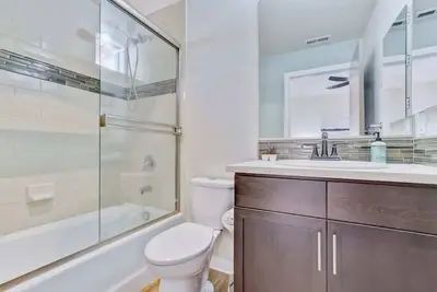 Image de Modern Comfy 2b2b | Close to Downtown | Fast Wi-Fi