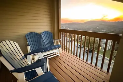 Image de No Steps Lakeview Top Floor Blue Sky Escape