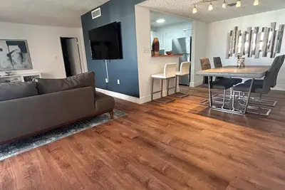 Image de Bright & Spacious 2-Bedroom in Sunny Isles – WiFi, Ac & No Hidden Fees!